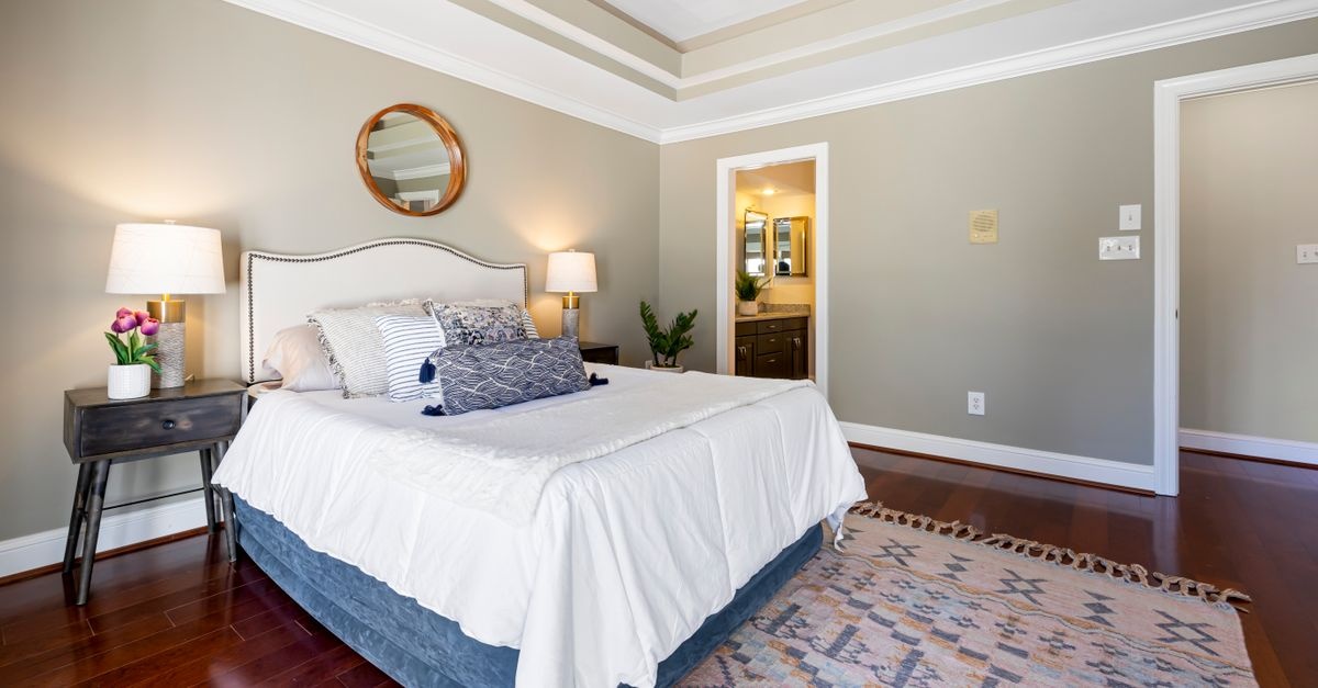 Transform Your Bedroom: A Stylish Guide to Selecting the Ideal Geometric Rug