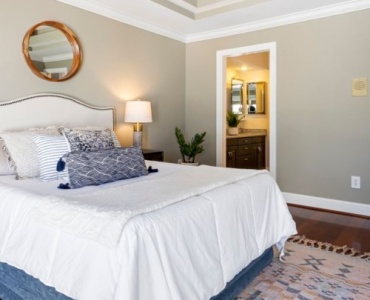 Transform Your Bedroom: A Stylish Guide to Selecting the Ideal Geometric Rug